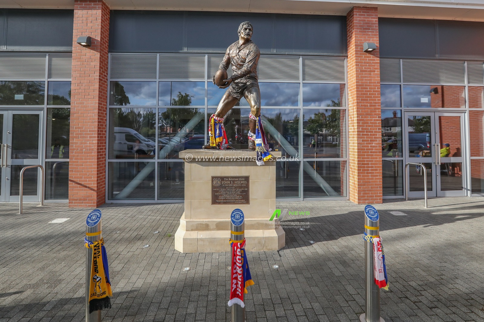 The John S. Holmes statue at Headingley Stadium during the Betfred Super League Round 23 match Leeds Rhinos vs Catalans Dragons at Headingley Stadium, Leeds, United Kingdom, 23rd August 2024

(Photo by Alfie Cosgrove/News Images)