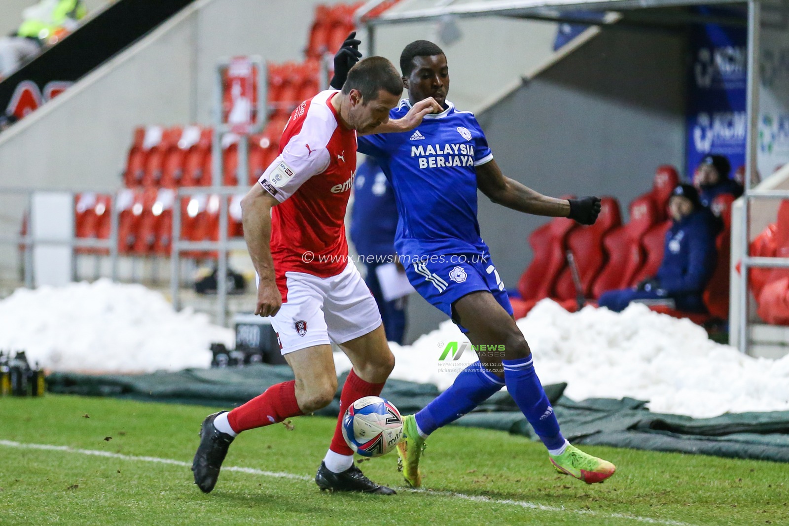 Richard Wood #6 of Rotherham United and Sheyi Ojo #27 of Cardiff City battle for the ball