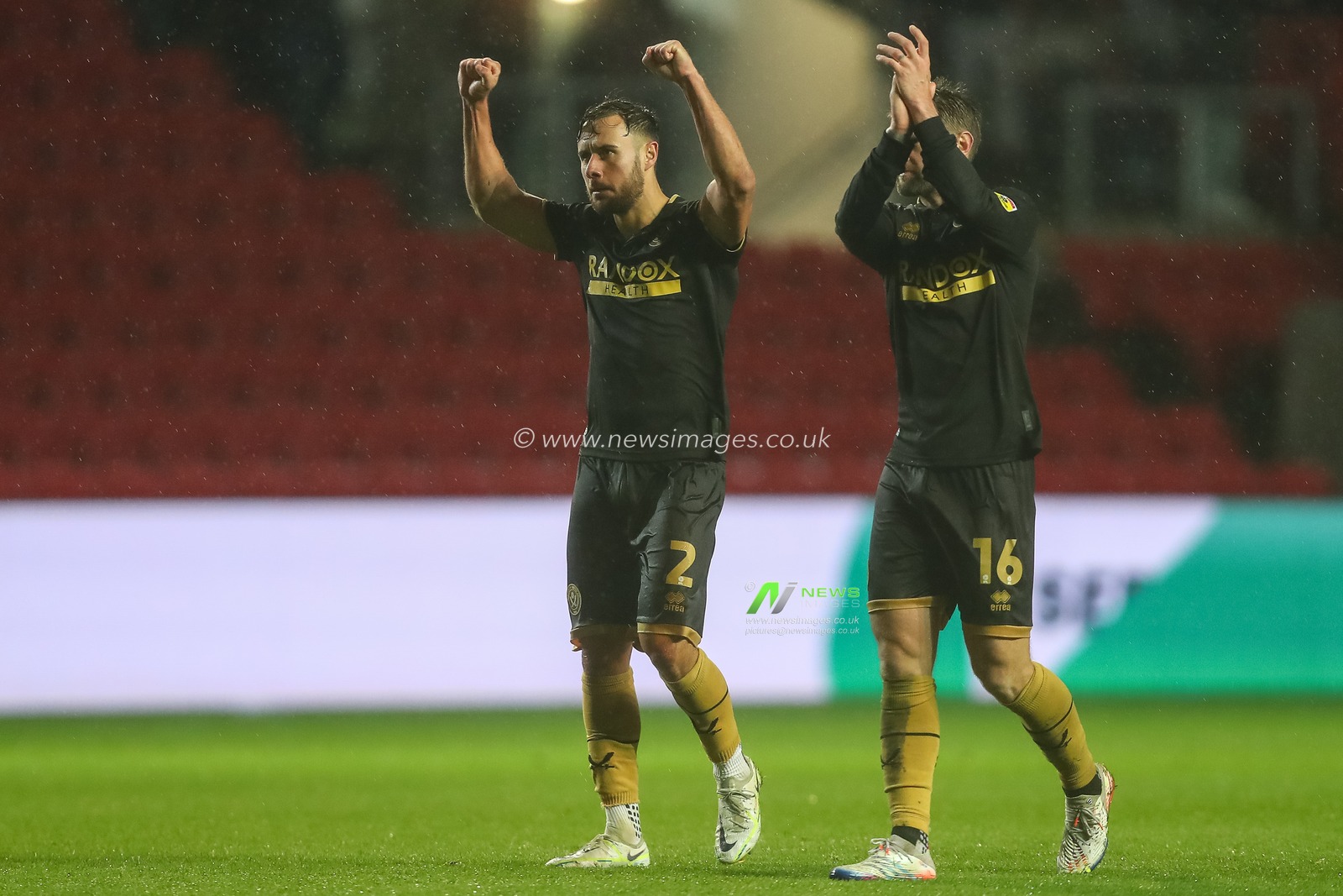 George Baldock #2 of Sheffield United celebrates his teams win the Sky Bet Championship match Bristol City vs Sheffield United at Ashton Gate, Bristol, United Kingdom, 1st November 2022

(Photo by Gareth Evans/News Images)