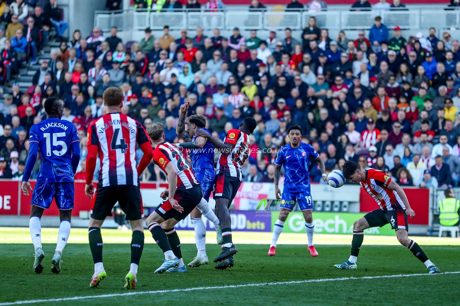 Christian Norgaard of Brentford heads the ball during the Premier League match Brentford vs Chelsea at The Gtech Community Stadium, London, United Kingdom, 6th April 2025

(Photo by Izzy Poles/News Images)