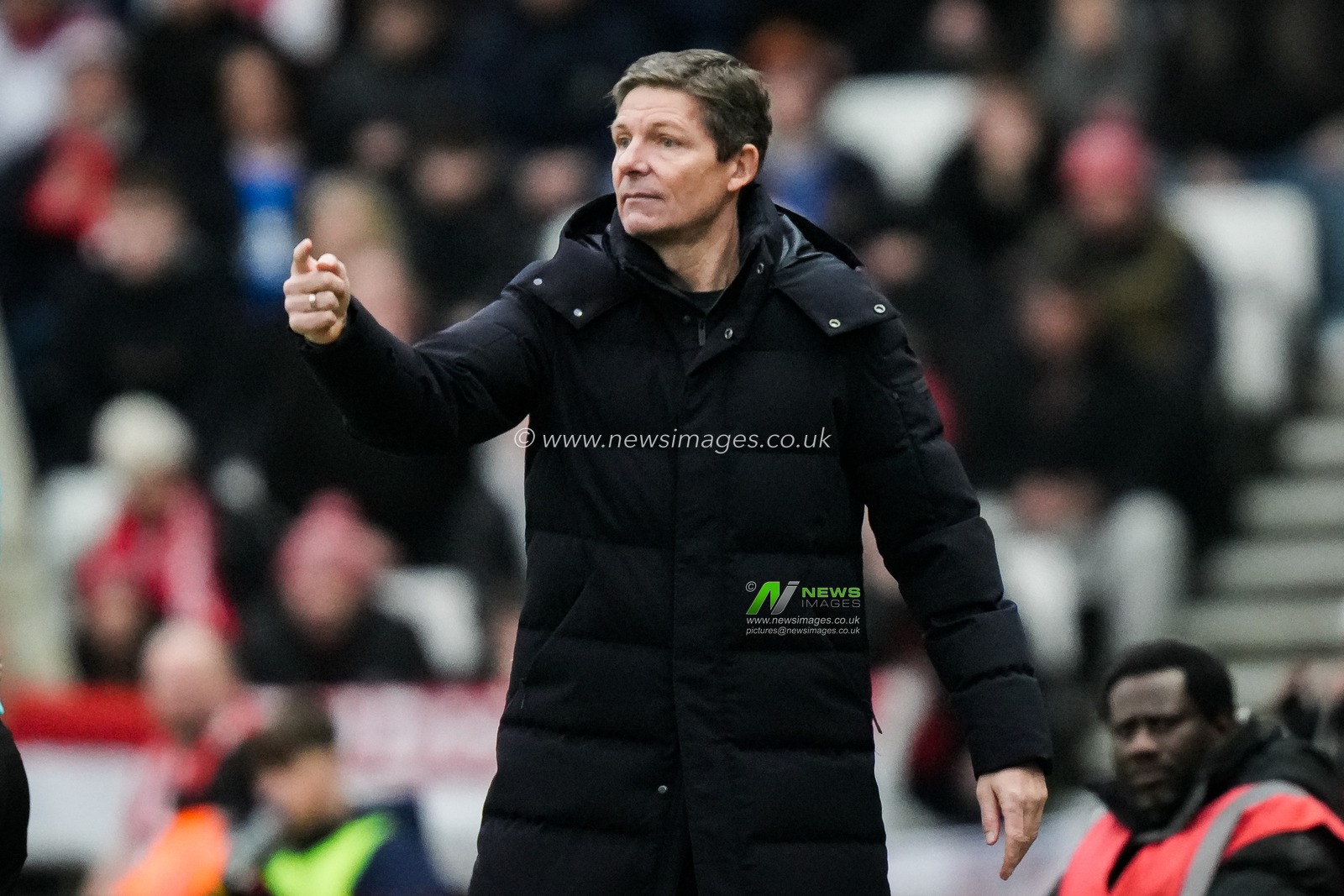 Crystal Palace manager Oliver Glasner gives his team instructions during the Premier League match Sunderland vs Crystal Palace at Stadium Of Light, Sunderland, United Kingdom, 17th January 2026

(Photo by Maynard Manyowa/News Images)