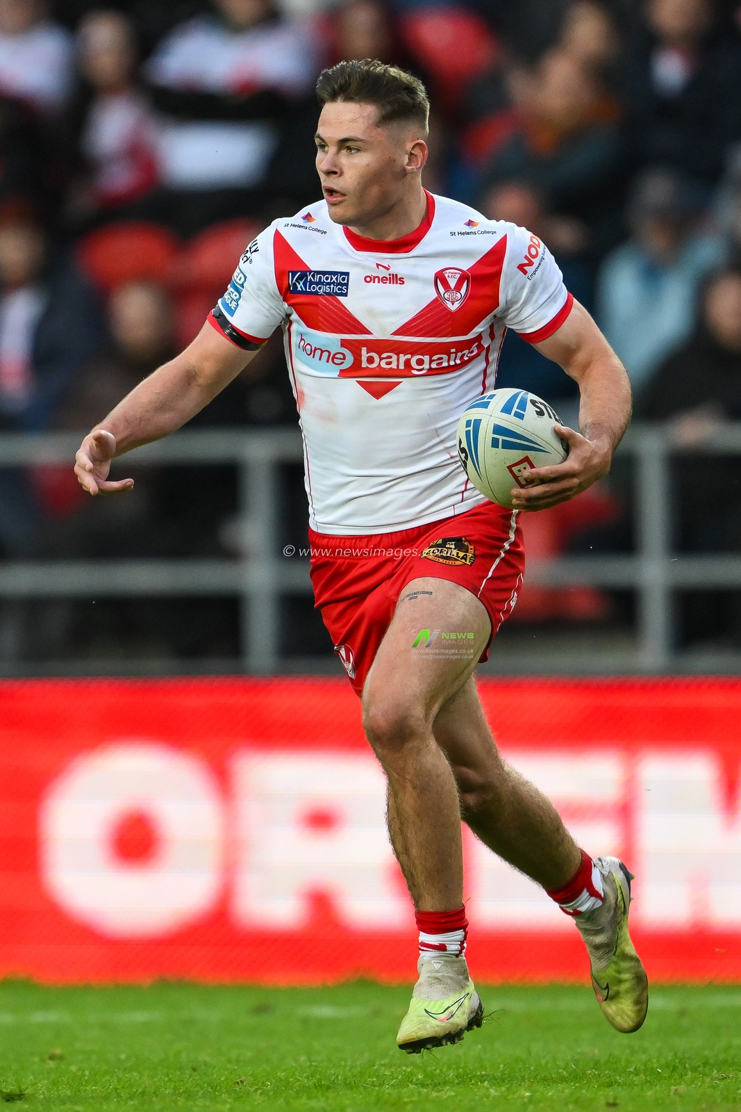 Jack Welsby of St. Helens makes a break during the Betfred Super League Round 12 match St Helens vs Leeds Rhinos at Totally Wicked Stadium, St Helens, United Kingdom, 24th May 2024

(Photo by Craig Thomas/News Images)