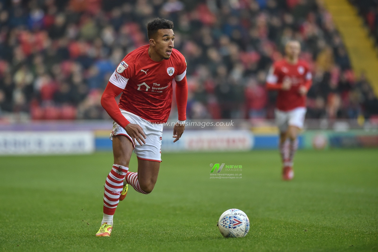 30th November 2019, Oakwell, Barnsley, England; Sky Bet Championship, Barnsley v Hull City :Jacob Brown (7) of Barnsley FC runs down the wing in the Yorkshire derby match.

Credit: Dean Williams/News Images