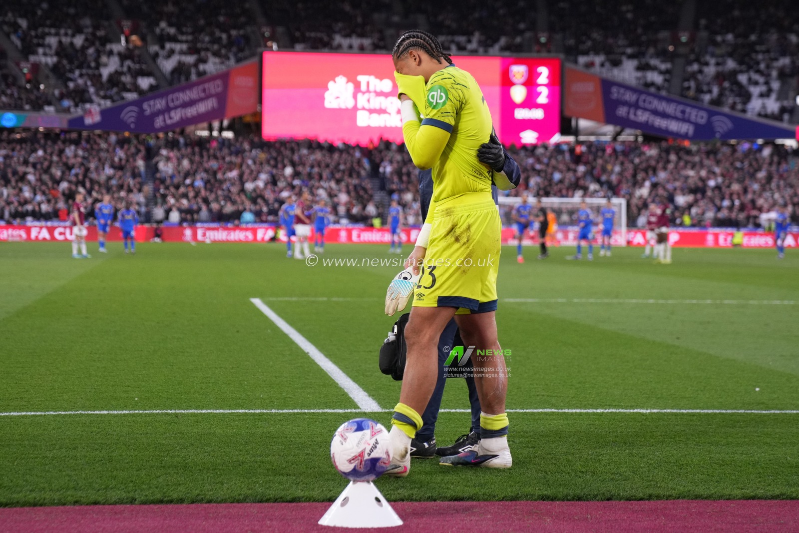 West Ham United goalkeeper Alphonse Areola comes off injured during the Emirates FA Cup Quarter-Final match West Ham United vs Leeds United at London Stadium, London, United Kingdom on 04 April 2026

(Photo by Harvey Murphy/News Images)