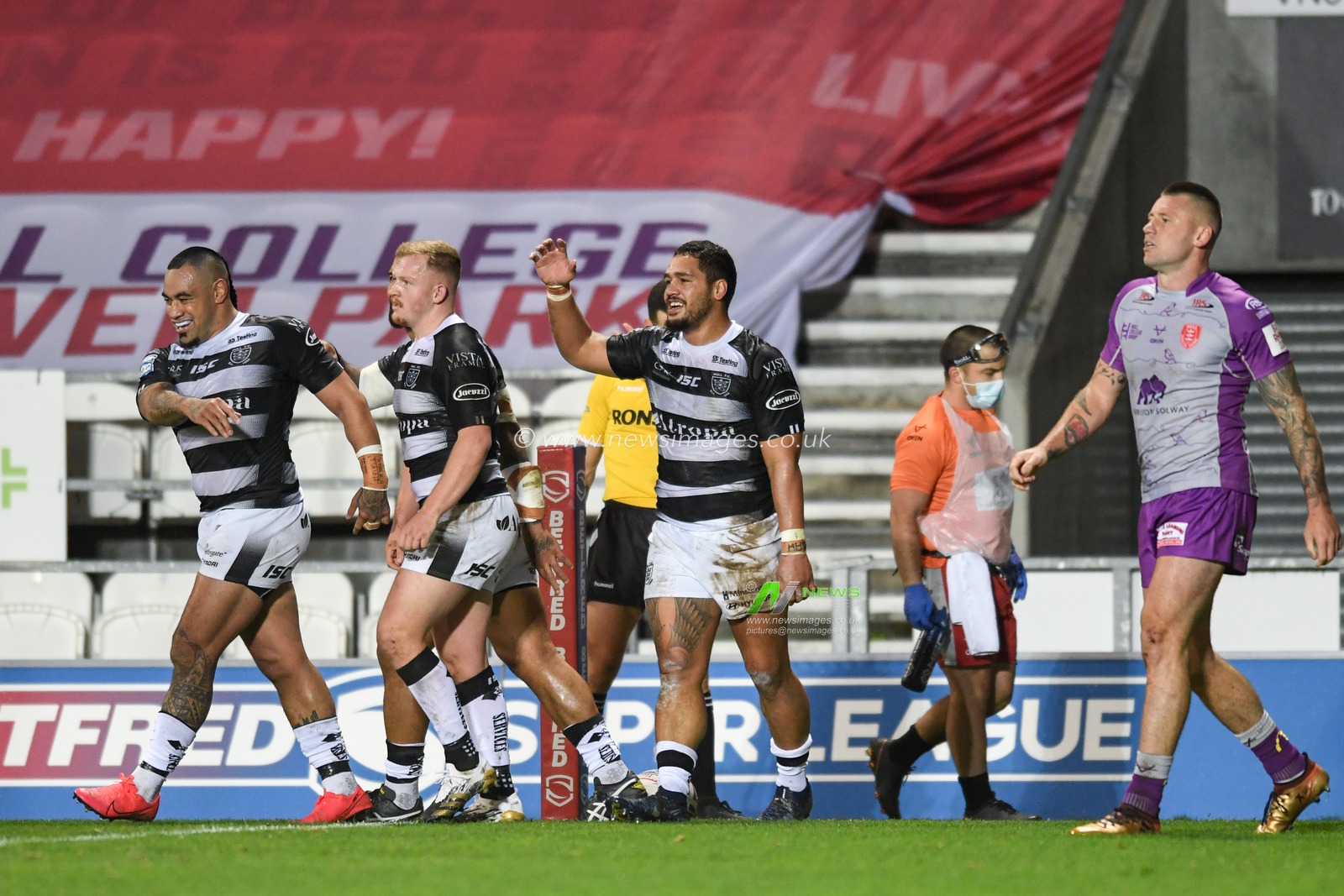 CELEBRATION Bureta Fariamo (2) of Hull FC celebrates his try with his team mates