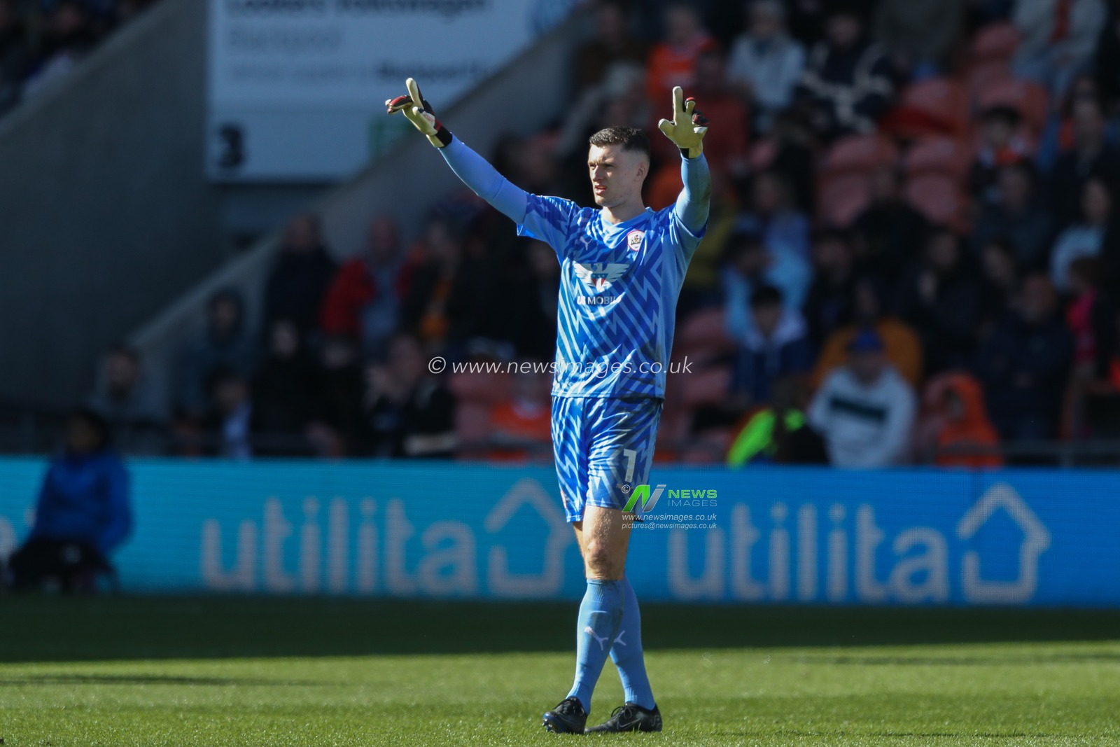 Liam Roberts of Barnsley during the Sky Bet League 1 match Blackpool vs Barnsley at Bloomfield Road, Blackpool, United Kingdom, 20th April 2024

(Photo by Alfie Cosgrove/News Images)
