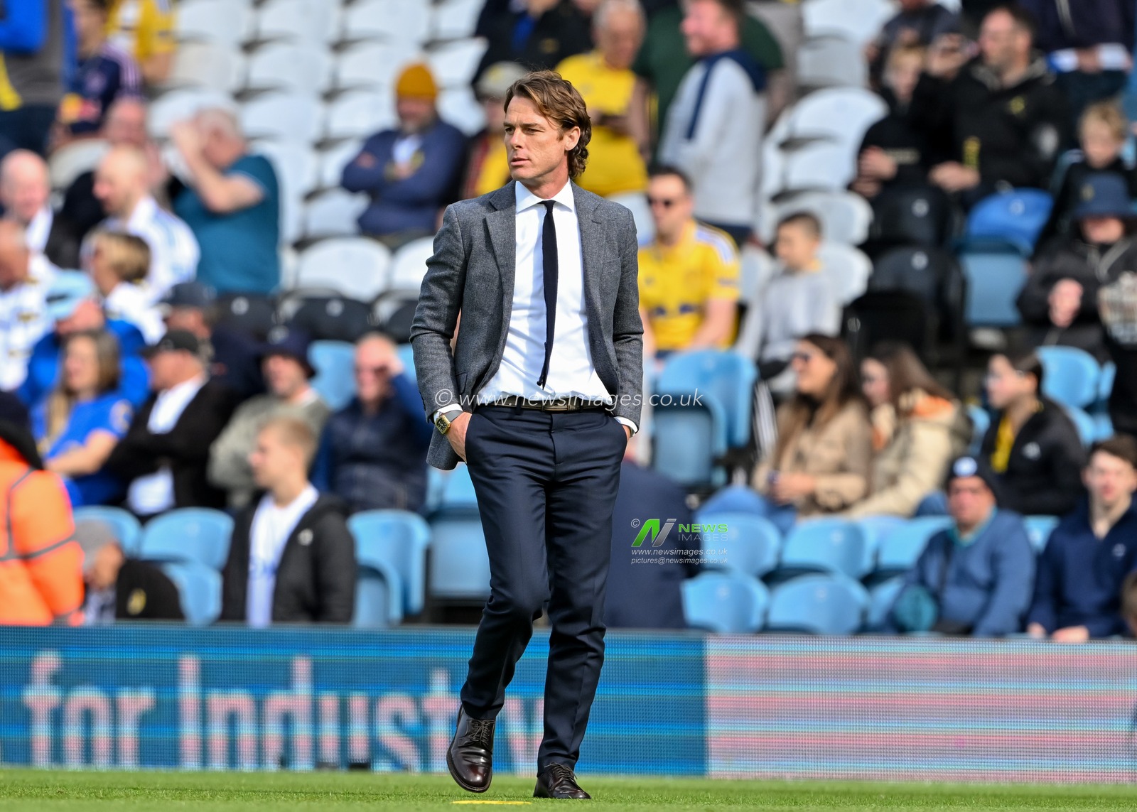 Scott Parker manager of Burnley on the pitch during the warm ups ahead of the Sky Bet Championship match Leeds United vs Burnley at Elland Road, Leeds, United Kingdom, 14th September 2024

(Photo by Cody Froggatt/News Images)