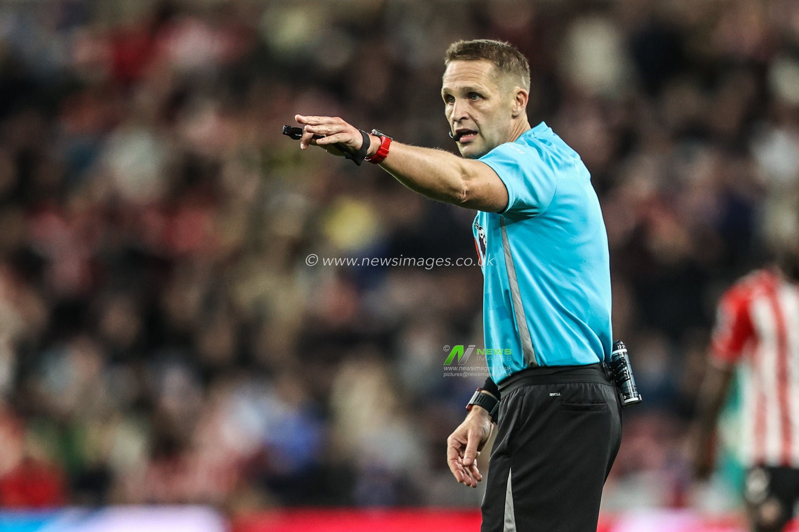 Referee Craig Pawson gives instructions during the Premier League match Sunderland vs Arsenal at Stadium Of Light, Sunderland, United Kingdom, 8th November 2025

(Photo by Alfie Cosgrove/News Images)

*** GER AUT SUI OUT ***