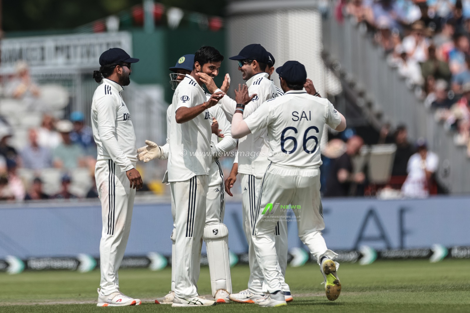 Team India celebrate the wicket of Harry Brook of England during the 4th Rothesay Test Match match Day 3 England vs India at Old Trafford Cricket Ground, Manchester, United Kingdom, 25th July 2025

(Photo by Mark Cosgrove/News Images)
