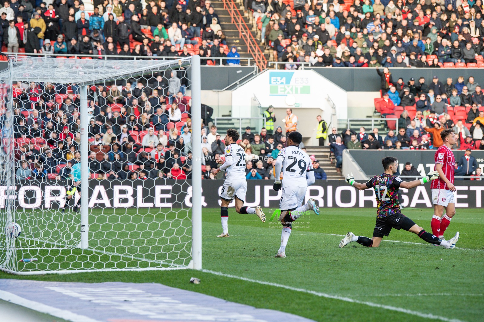 Matt Crooks #25 of Middlesbrough celebrates his goal to make it 2-2 during the Sky Bet Championship match Bristol City vs Middlesbrough at Ashton Gate, Bristol, United Kingdom, 10th April 2023

(Photo by Craig Thomas/News Images)