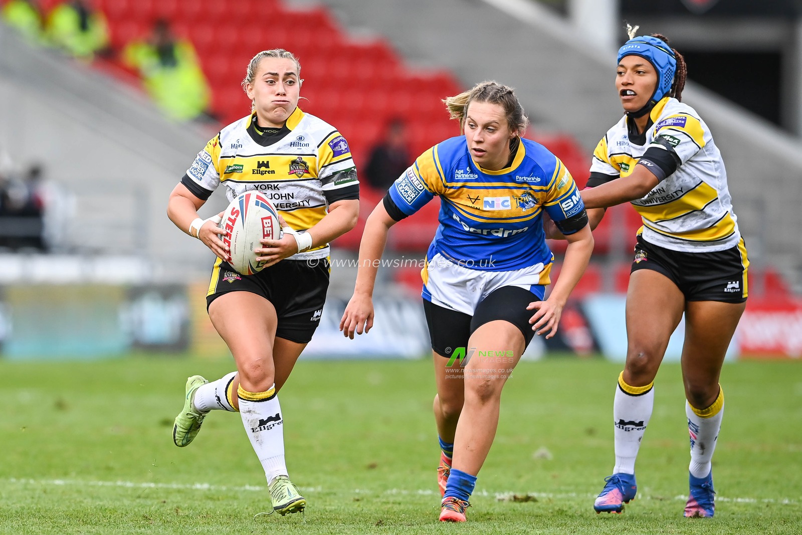 Sinead Peach of York City Knights Women makes a break during the Betfred Women's Super League Grand Final York CIty Knights Women vs Leeds Rhinos Women at Totally Wicked Stadium, St Helens, United Kingdom, 18th September 2022

(Photo by Craig Thomas/News Images)