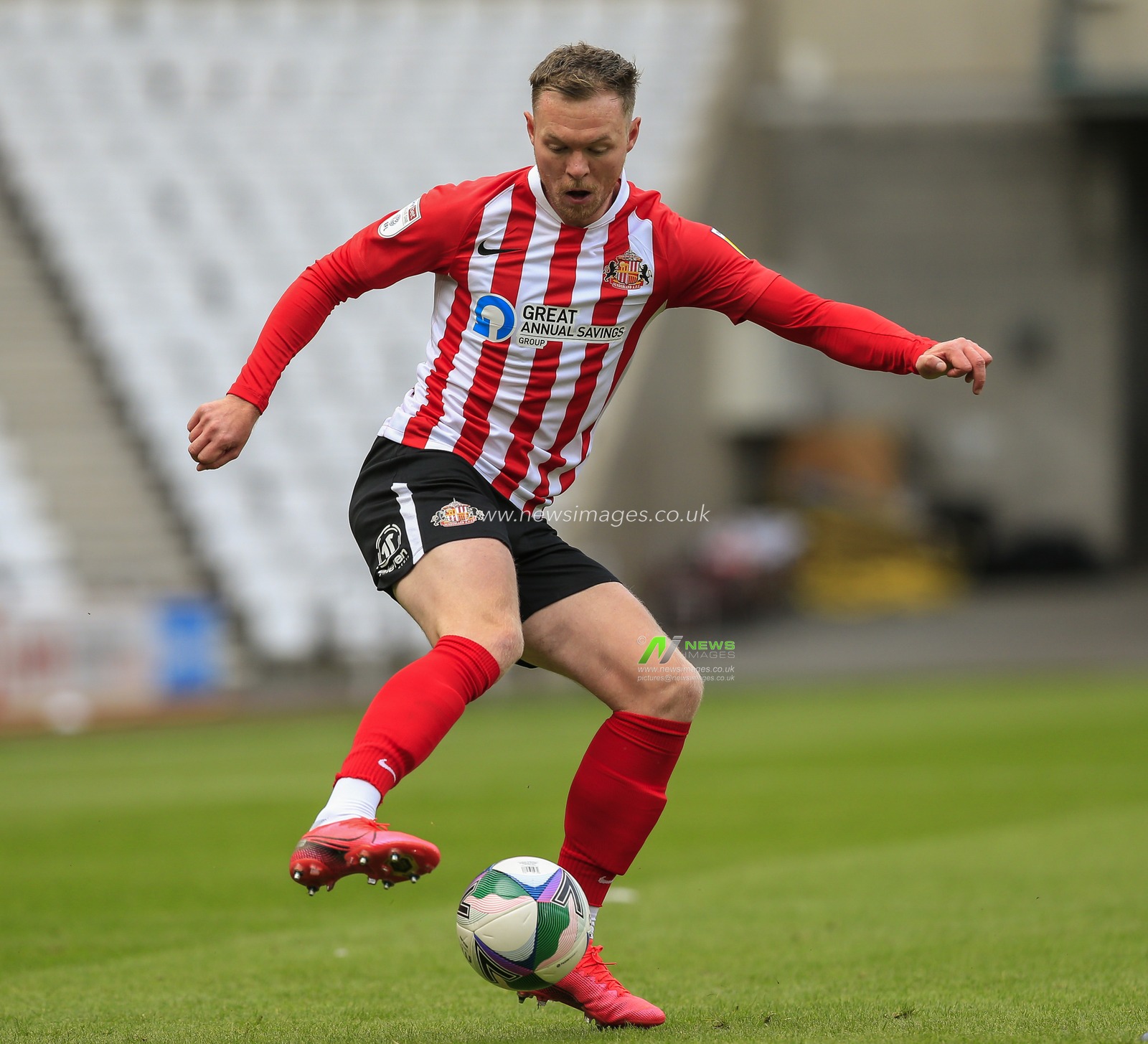 Aiden O'Brien (10) of Sunderland in action