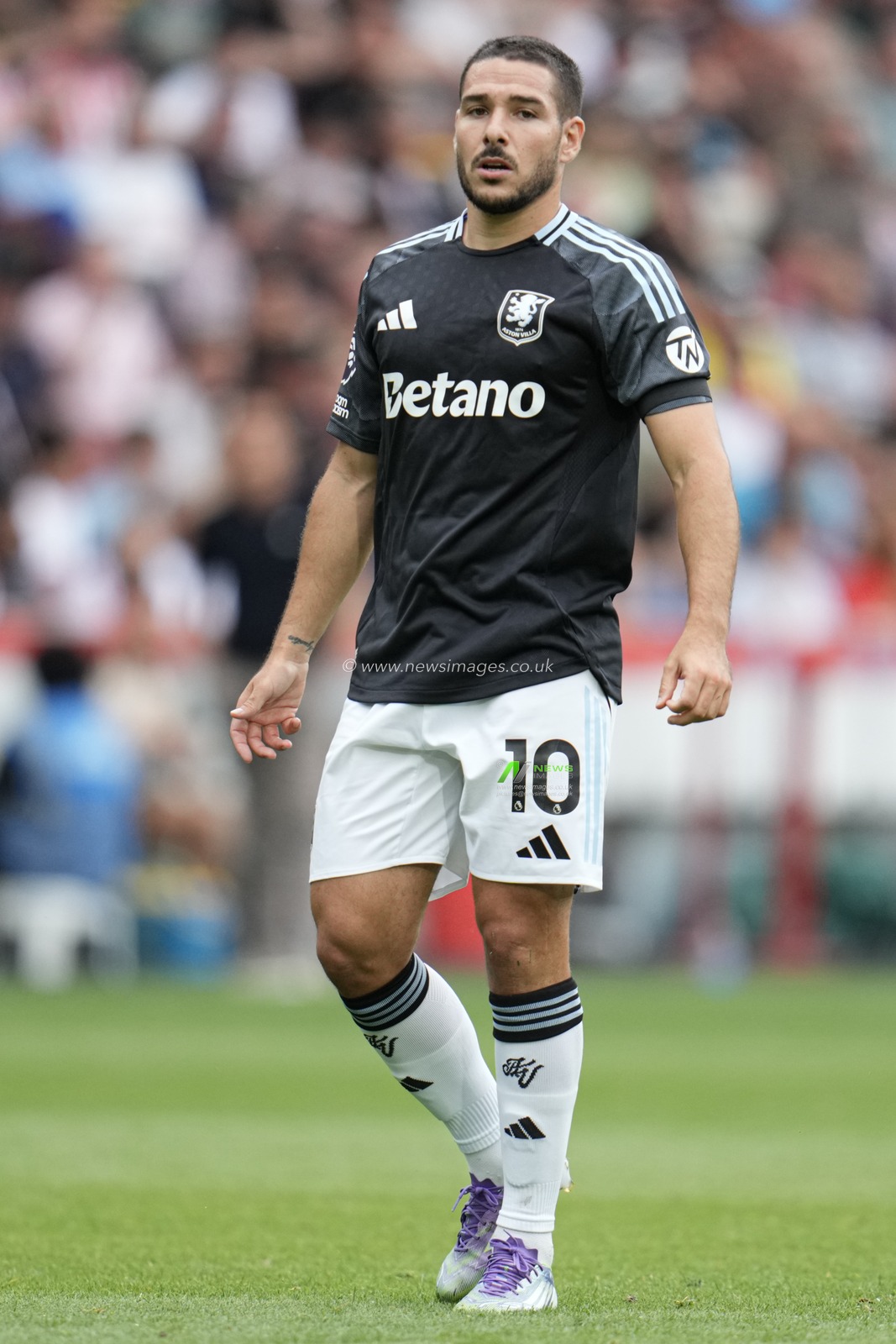 Emiliano Buendia of Aston Villa during the Premier League match Brentford vs Aston Villa at The Gtech Community Stadium, London, United Kingdom, 23rd August 2025

(Photo by Harvey Murphy/News Images)