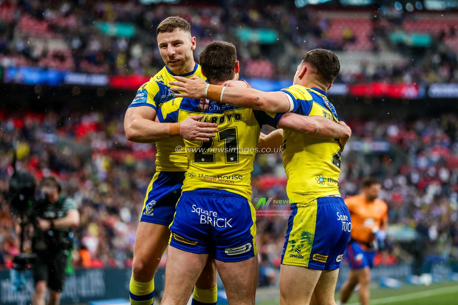 Adam Holroyd of Warrington Wolves celebrates his try with teammates, which is later disallowed during the Betfred Challenge Cup Final Warrington Wolves vs Hull KR at Wembley Stadium, London, United Kingdom, 7th June 2025

(Photo by Izzy Poles/News Images)