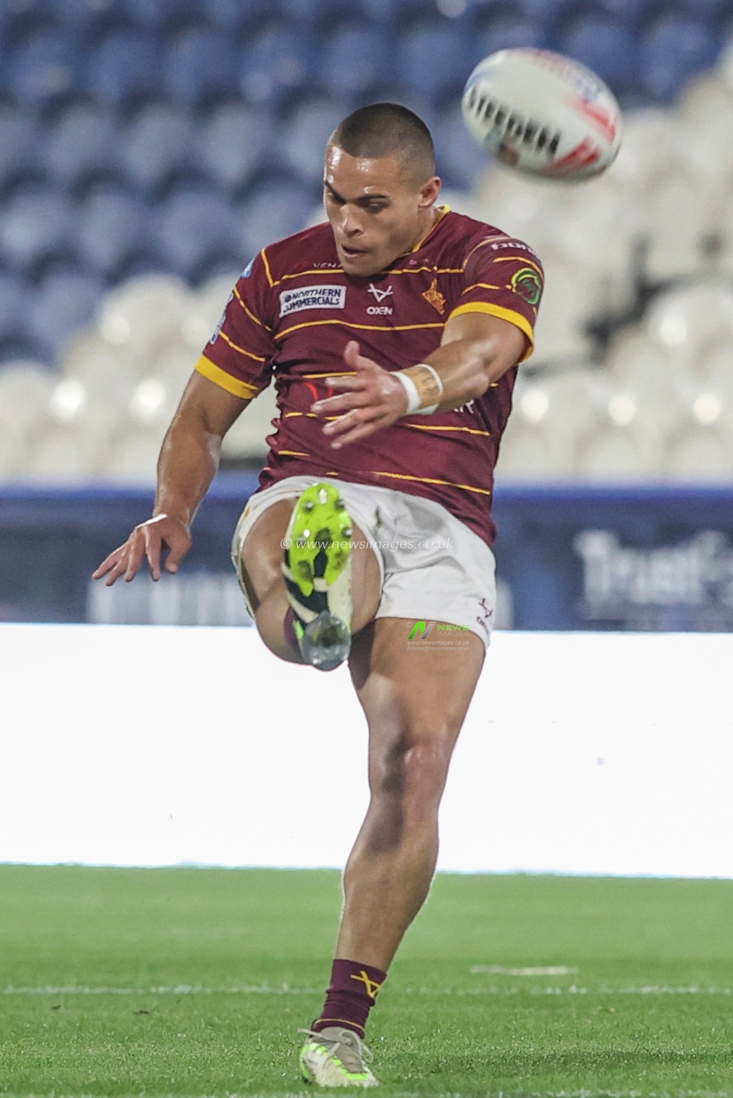 Tui Lolohea of Huddersfield Giants kicks the ball during the Betfred Super League Round 27 match Huddersfield Giants vs Castleford Tigers at John Smith's Stadium, Huddersfield, United Kingdom, 19th September 2024

(Photo by Alfie Cosgrove/News Images)