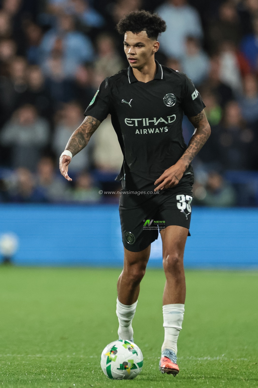 Nico O'Reilly of Manchester City with the ball during the Carabao Cup Round 3 match Huddersfield Town vs Manchester City at Accu Stadium, Huddersfield, United Kingdom, 24th September 2025

(Photo by Mark Cosgrove/News Images)