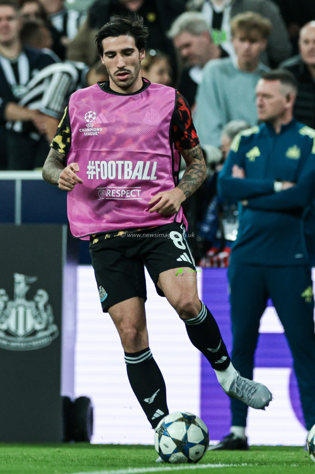 Sandro Tonali of Newcastle Untied warms up ahead of the UEFA Champions League 2025/26 Phase MD1 Newcastle United vs Barcelona at St James's Park, Newcastle, United Kingdom, 18th September 2025

(Photo by Mark Cosgrove/News Images)