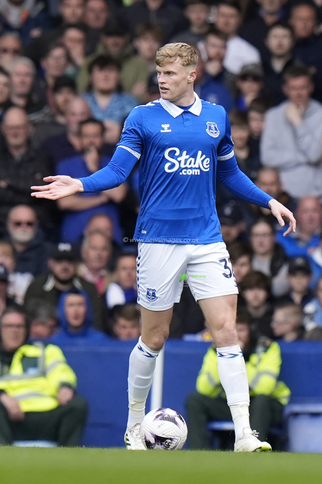 Jarrad Branthwaite of Everton gestures during the Premier League match Everton vs Nottingham Forest at Goodison Park, Liverpool, United Kingdom, 21st April 2024

(Photo by Steve Flynn/News Images)