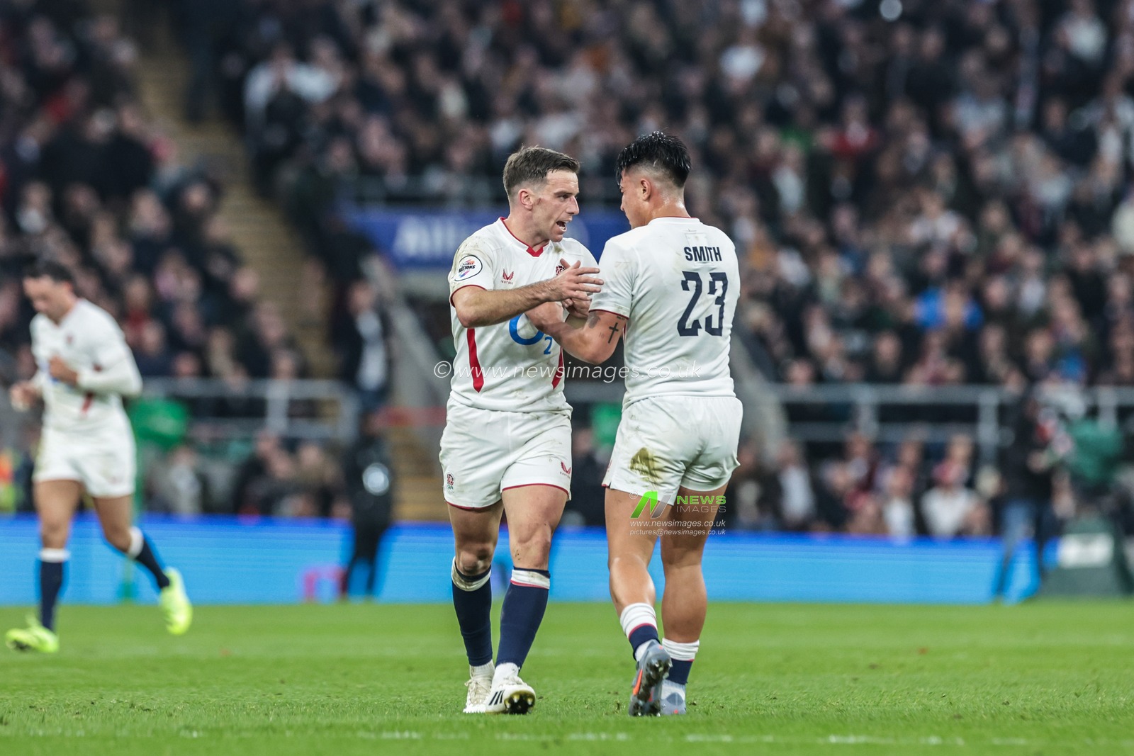 Marcus Smith of England congratulates George ford of England on a drop goal during the Quilter Nations Series 2025 match England vs New Zealand at Allianz Stadium, Twickenham, United Kingdom, 15th November 2025

(Photo by Mark Cosgrove/News Images)

*** GER AUT SUI OUT ***