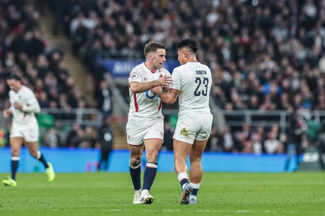 Marcus Smith of England congratulates George ford of England on a drop goal during the Quilter Nations Series 2025 match England vs New Zealand at Allianz Stadium, Twickenham, United Kingdom, 15th November 2025

(Photo by Mark Cosgrove/News Images)

*** GER AUT SUI OUT ***