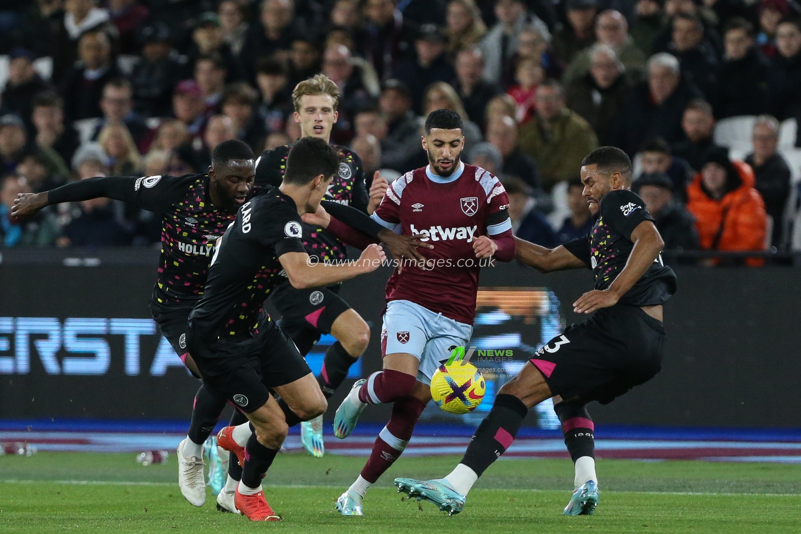 SaÃ¯d Benrahma #22 of West Ham United on the attack during the Premier League match West Ham United vs Brentford at London Stadium, London, United Kingdom, 30th December 2022

(Photo by Arron Gent/News Images)