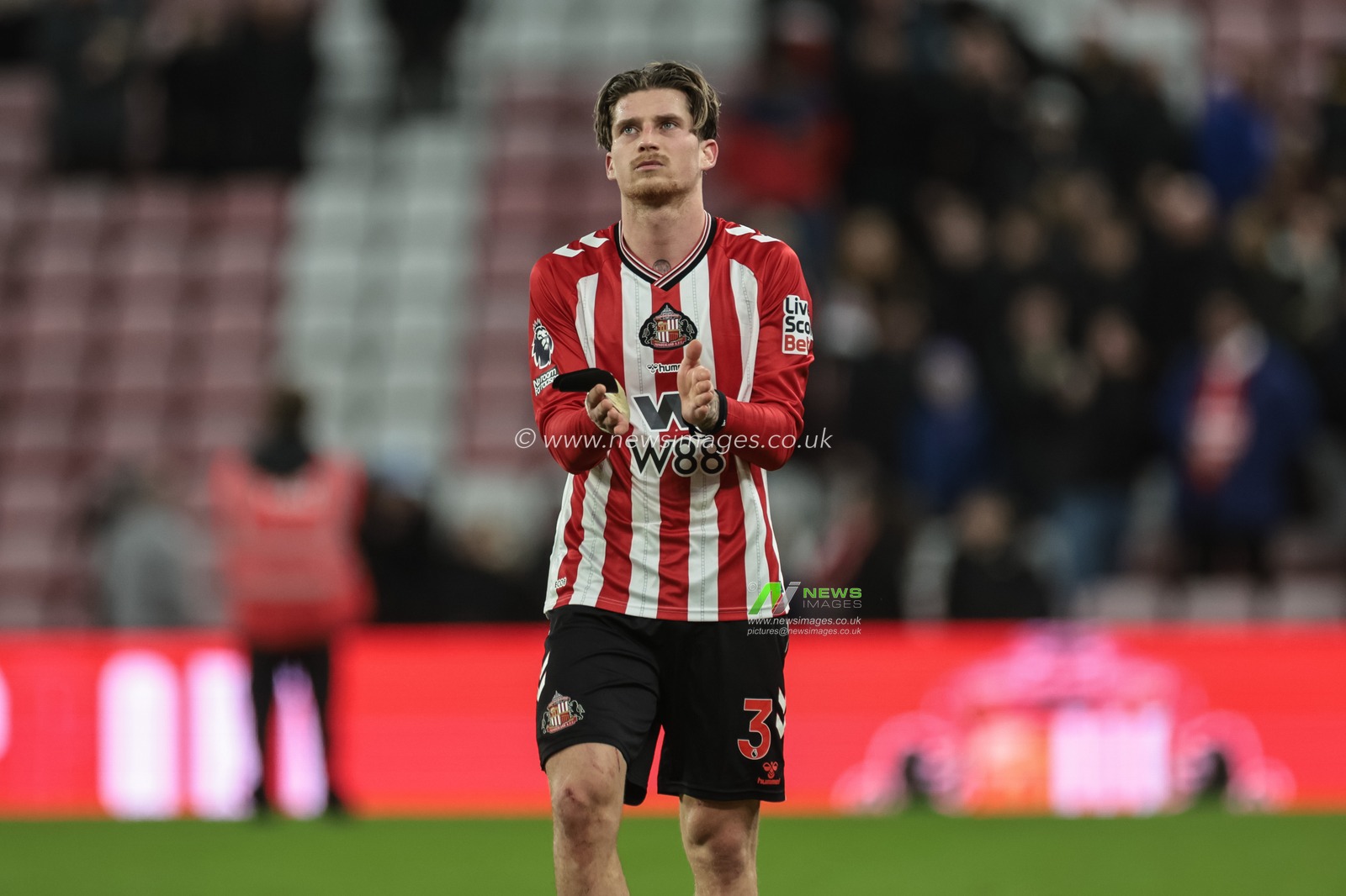 Dennis Cirkin of Sunderland applauds the fans after the final whistle during the Premier League match Sunderland vs Leeds United at Stadium Of Light, Sunderland, United Kingdom, 28th December 2025

(Photo by Alfie Cosgrove/News Images)

*** GER AUT SUI OUT ***