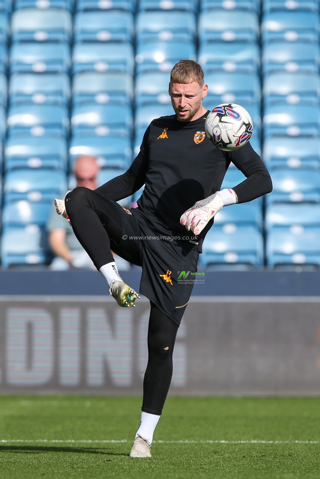 Ryan Allsop #17 of Hull City warms up during the Sky Bet Championship match Millwall vs Hull City at The Den, London, United Kingdom, 7th October 2023

(Photo by Arron Gent/News Images)