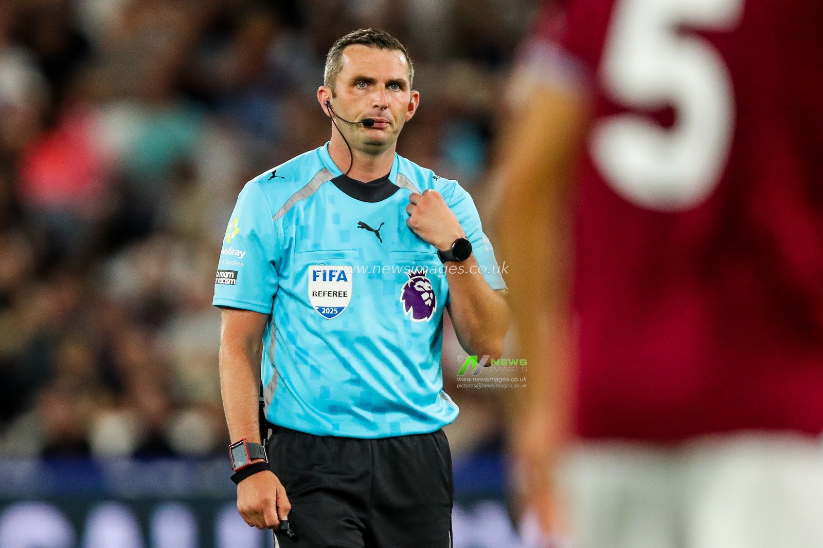 Referee Michael Oliver in action during the Premier League match West Ham United vs Chelsea at London Stadium, London, United Kingdom, 22nd August 2025

(Photo by Izzy Poles/News Images)