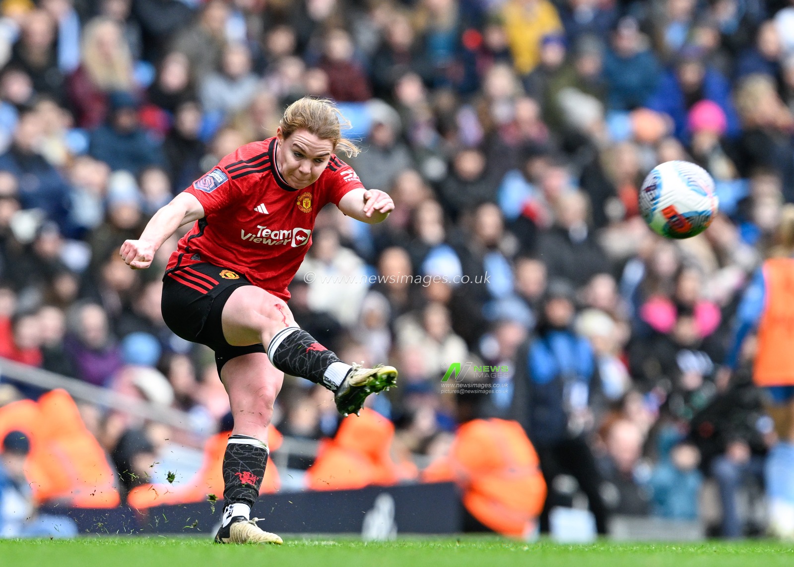 Lisa Naalsund of Manchester United Women crosses the ball, during The FA Women's Super League match Manchester City Women vs Manchester United Women at Etihad Stadium, Manchester, United Kingdom, 23rd March 2024

(Photo by Cody Froggatt/News Images)
