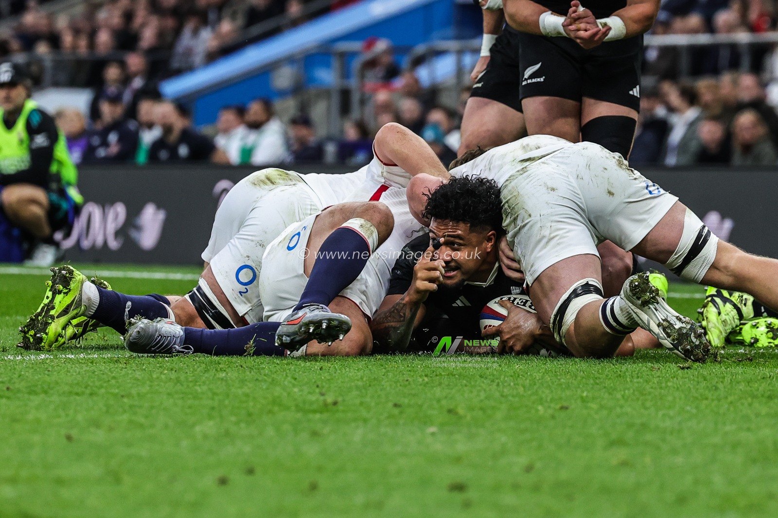 Leicester Fainga’anuku New Zealand goes over for a try during the Quilter Nations Series 2025 match England vs New Zealand at Allianz Stadium, Twickenham, United Kingdom, 15th November 2025

(Photo by Mark Cosgrove/News Images)

*** GER AUT SUI OUT ***