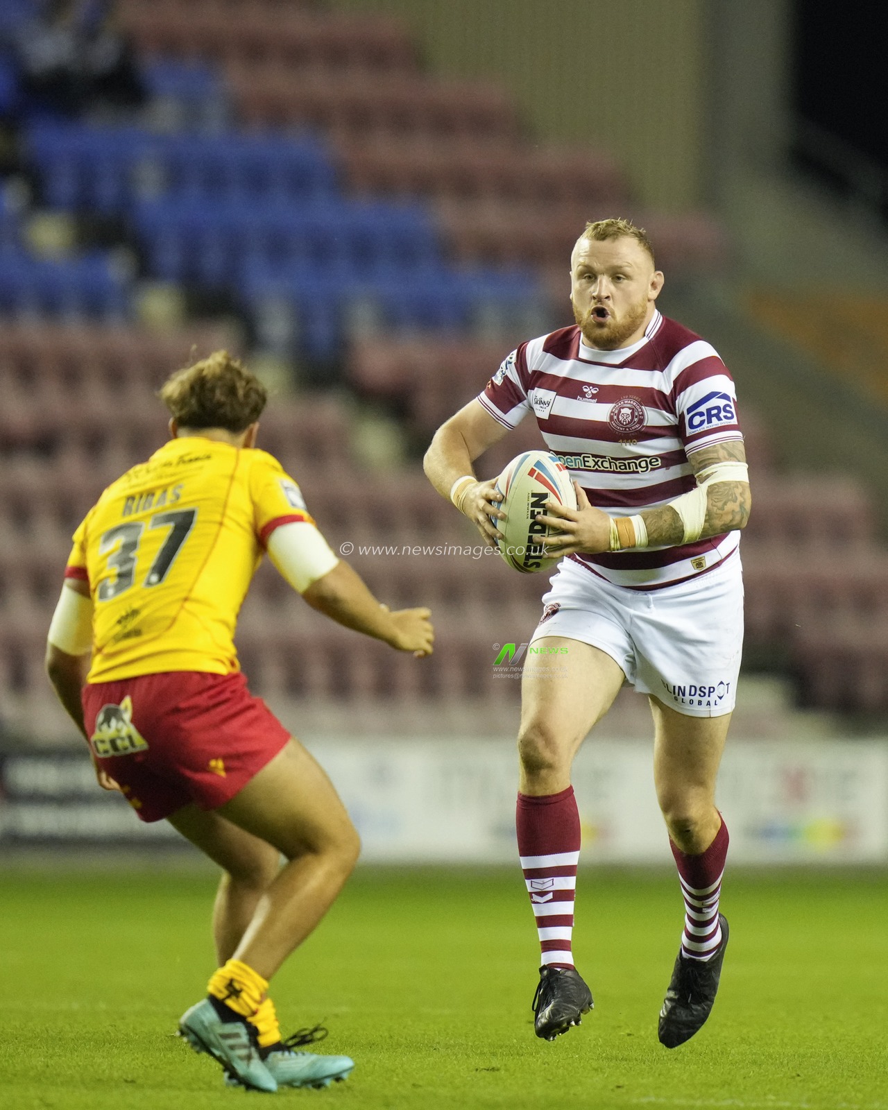 Brad Singleton #8 of Wigan Warriors runs at Lucas Ribas #37 of Catalans Dragons during the Betfred Super League match Wigan Warriors vs Catalans Dragons at DW Stadium, Wigan, United Kingdom, 2nd September 2022

(Photo by Steve Flynn/News Images)
