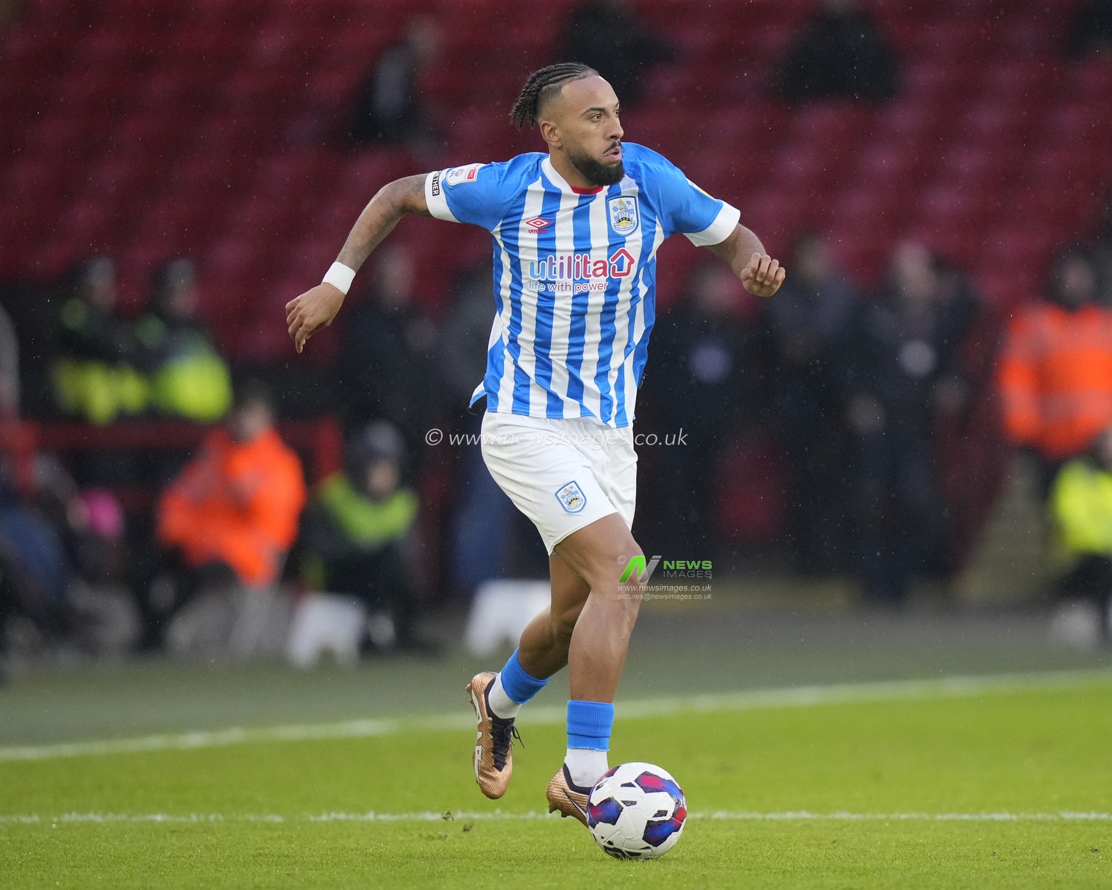 Sorba Thomas #7 of Huddersfield Town runs with the ball during the Sky Bet Championship match Sheffield United vs Huddersfield Town at Bramall Lane, Sheffield, United Kingdom, 10th December 2022

(Photo by Steve Flynn/News Images)