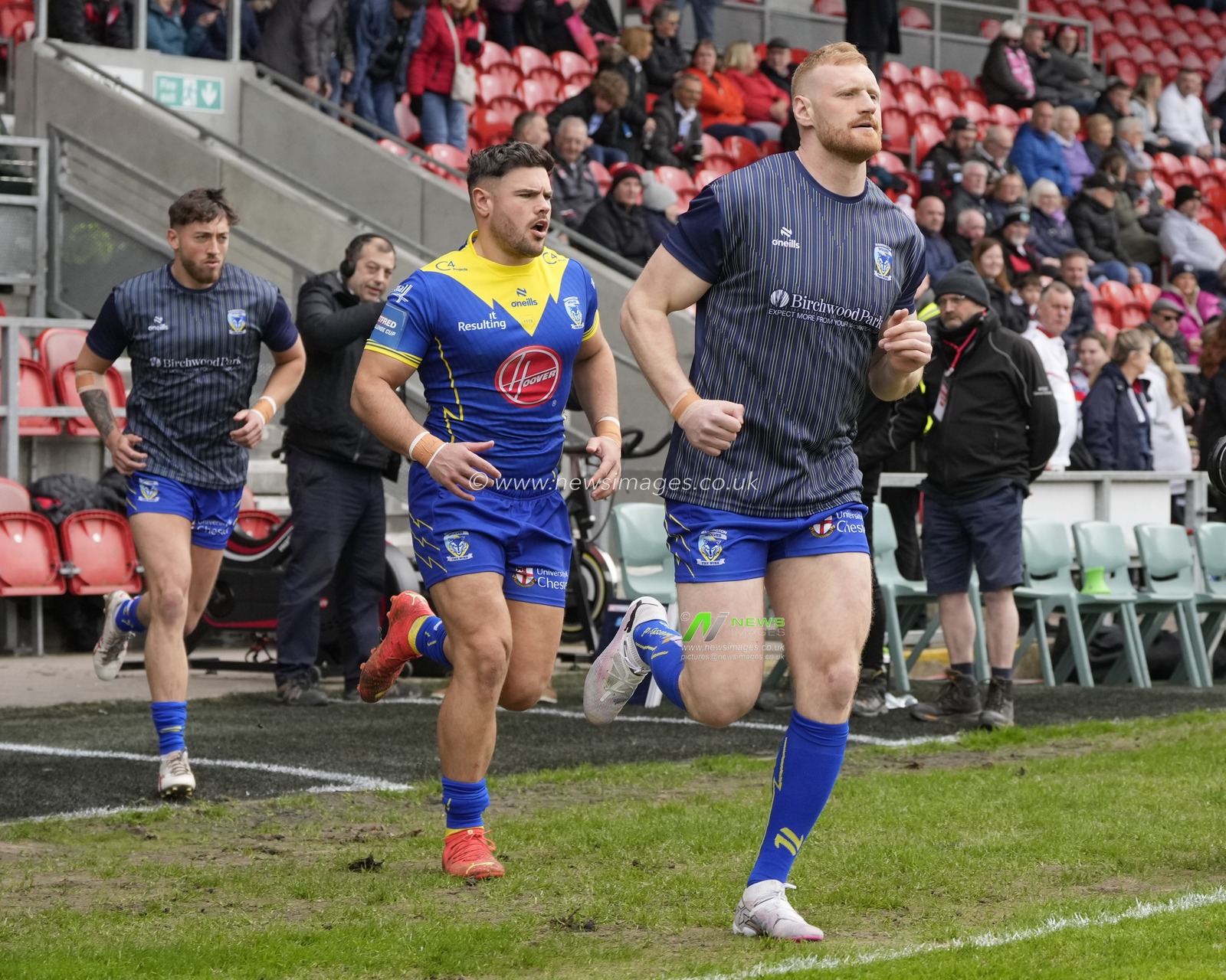 Joe Bullock of Warrington Wolves warms up before the Betfred Challenge Cup Quarter Final match St Helens vs Warrington Wolves at Totally Wicked Stadium, St Helens, United Kingdom, 14th April 2024

(Photo by Steve Flynn/News Images)