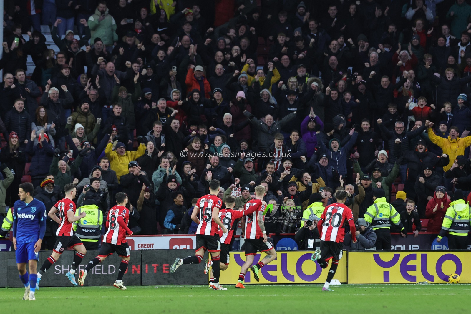 Oliver McBurnie of Sheffield United celebrates his goal to make it 2-2 during the Premier League match Sheffield United vs West Ham United at Bramall Lane, Sheffield, United Kingdom, 21st January 2024

(Photo by Mark Cosgrove/News Images)