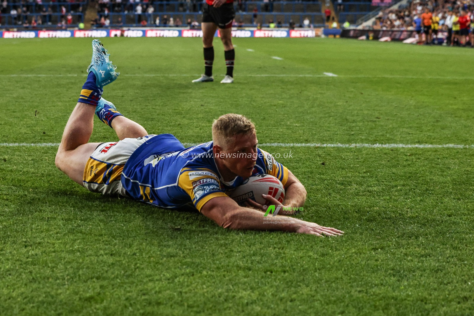 Lachlan Miller of Leeds Rhinos goes over for a try during the Betfred Super League round 19 match Leeds Rhinos vs Salford Red Devils at Headingley Stadium, Leeds, United Kingdom, 18th July 2025

(Photo by Alfie Cosgrove/News Images)