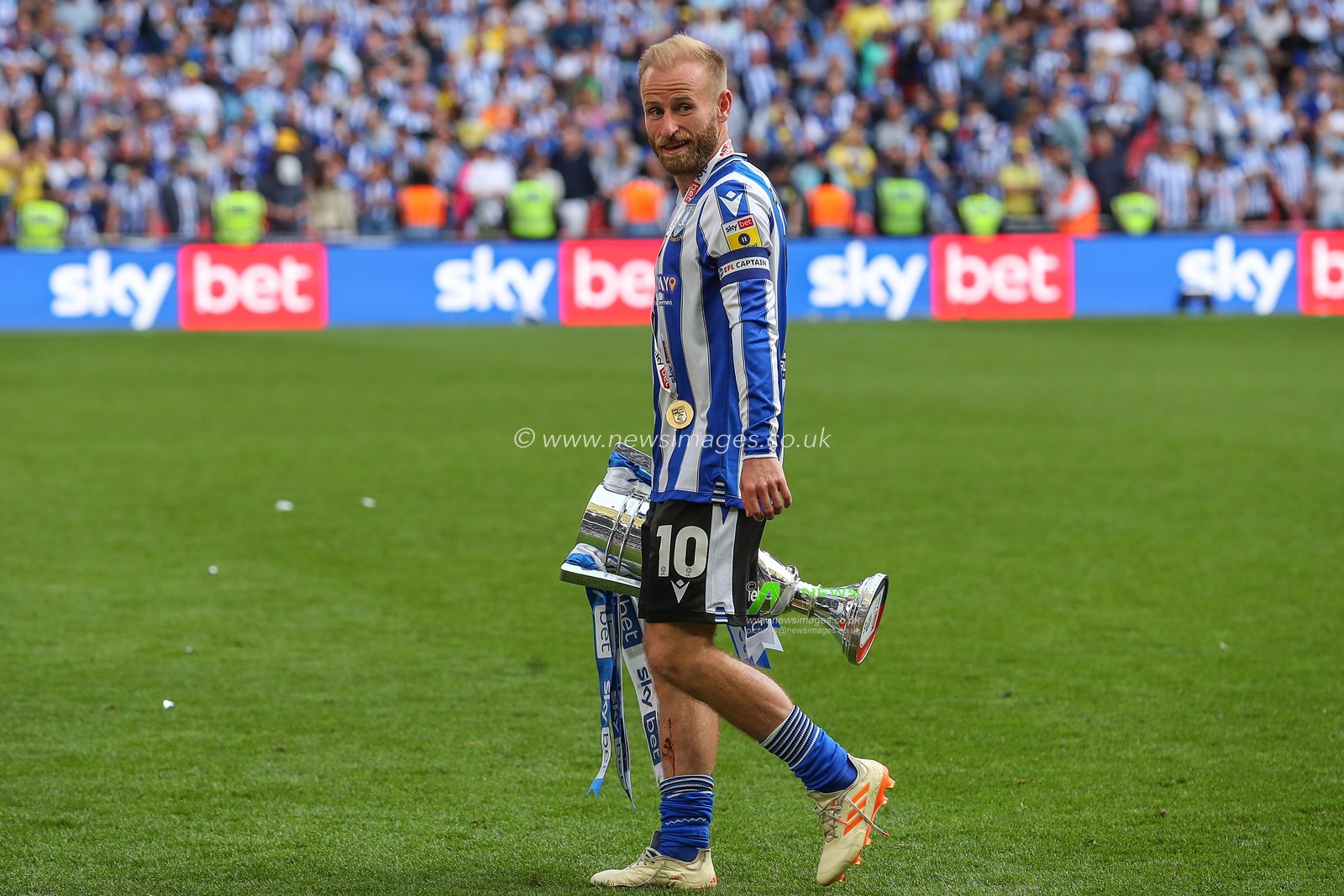 Barry Bannan #10 of Sheffield Wednesday  with the play off trophy after the Sky Bet League 1 Play-off Final match Barnsley vs Sheffield Wednesday at Wembley Stadium, London, United Kingdom, 29th May 2023

(Photo by Gareth Evans/News Images)