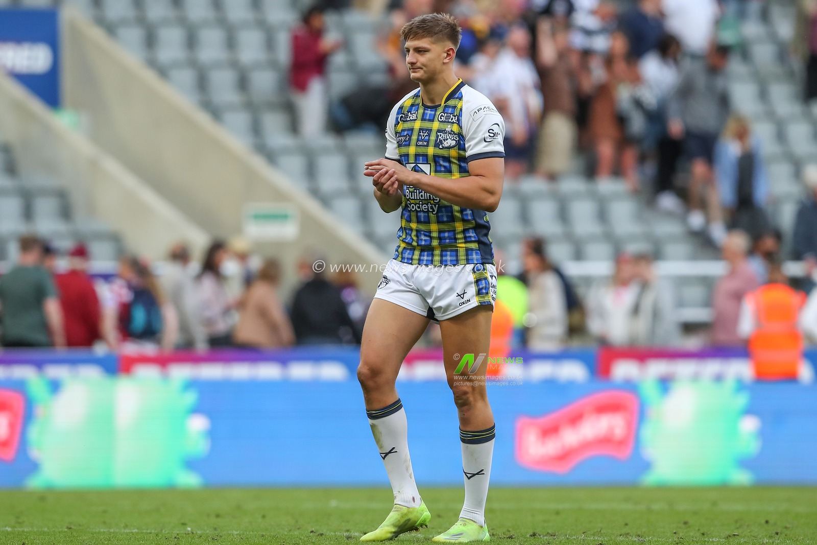 Sam Walters #22 of Leeds Rhinos applauds the travelling fans after the Betfred Super League Magic Weekend match Leeds Rhinos vs Castleford Tigers at St. James's Park, Newcastle, United Kingdom, 3rd June 2023

(Photo by Gareth Evans/News Images)