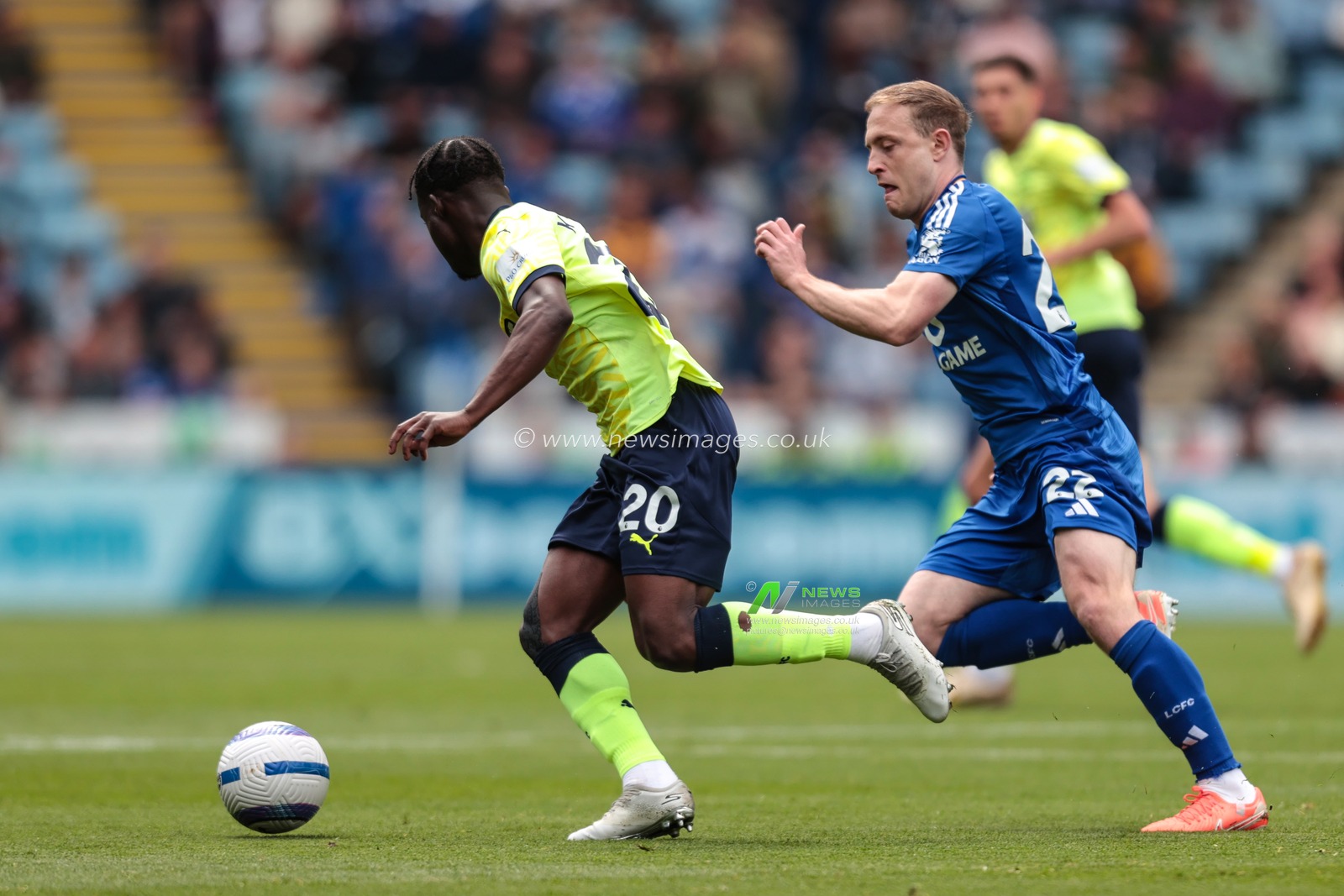 Oliver Skipp of Leicester City pressures Kamaldeen Sulemana of Southampton during the Premier League match Leicester City vs Southampton at King Power Stadium, Leicester, United Kingdom, 3rd May 2025

(Photo by Richard Bierton/News Images)