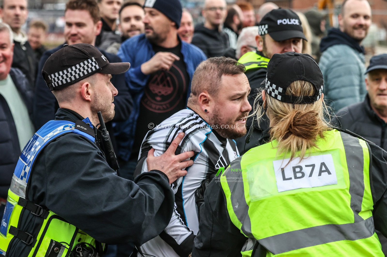 A Newcastle fan comes face to face with the Sunderland fans and is pushed away by police during the Premier League match Sunderland vs Newcastle United at Stadium Of Light, Sunderland, United Kingdom, 14th December 2025

(Photo by Alfie Cosgrove/News Images)

*** GER AUT SUI OUT ***