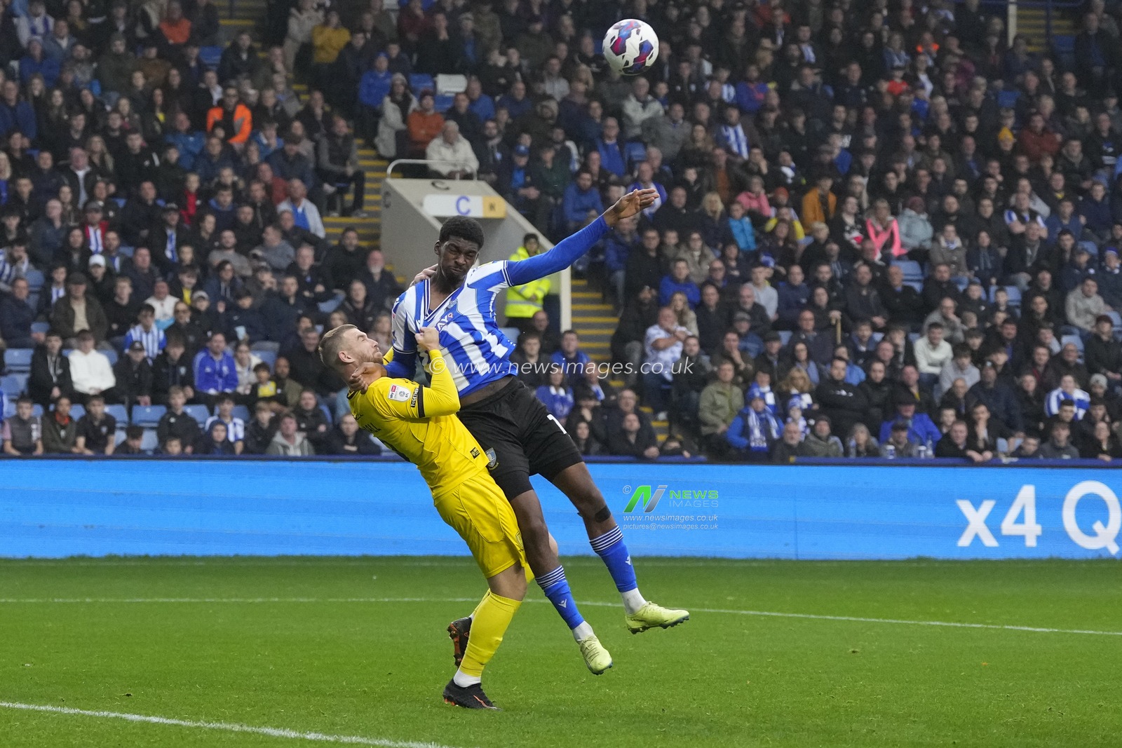 Sam Winnall #9 of Burton Albion pulls down Tyreeq Bakinson #19 of Sheffield Wednesday to concede a penalty during the Sky Bet League 1 match Sheffield Wednesday vs Burton Albion at Hillsborough, Sheffield, United Kingdom, 29th October 2022

(Photo by Steve Flynn/News Images)