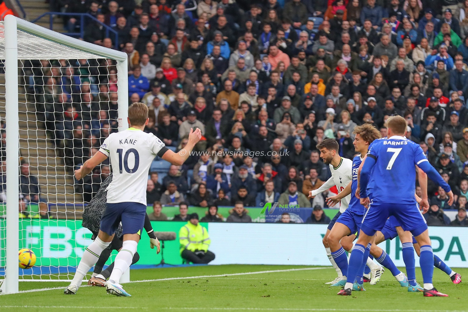 Rodrigo Bentancur #30 of Tottenham Hotspur scores a goal to make it 0-1 during the Premier League match Leicester City vs Tottenham Hotspur at King Power Stadium, Leicester, United Kingdom, 11th February 2023

(Photo by Gareth Evans/News Images)