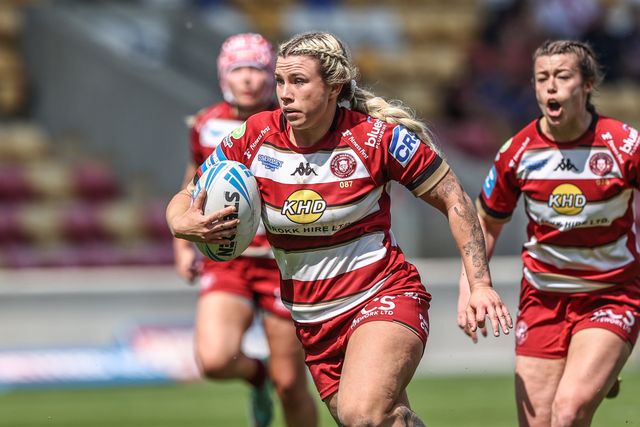 Emily Veivers of Wigan Warriors breaks with the ball to go over for a try during the Betfred Women's Challenge Cup Cup Semi-final match Leeds Rhinos vs Wigan Warriors at LNER Community Stadium, York, United Kingdom, 10th May 2025

(Photo by Alfie Cosgrove/News Images)