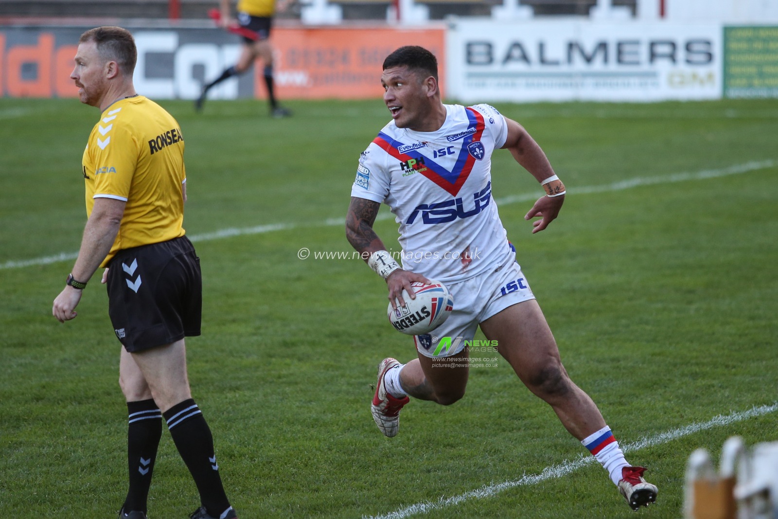 TRY Adam Tangata (18) of Wakefield Trinity scores his try