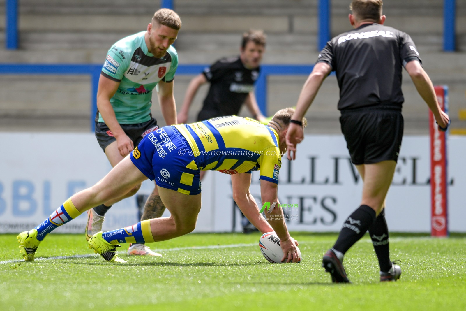 Ben Currie (11) of Warrington Wolves goes over for a try to make it 10-6
