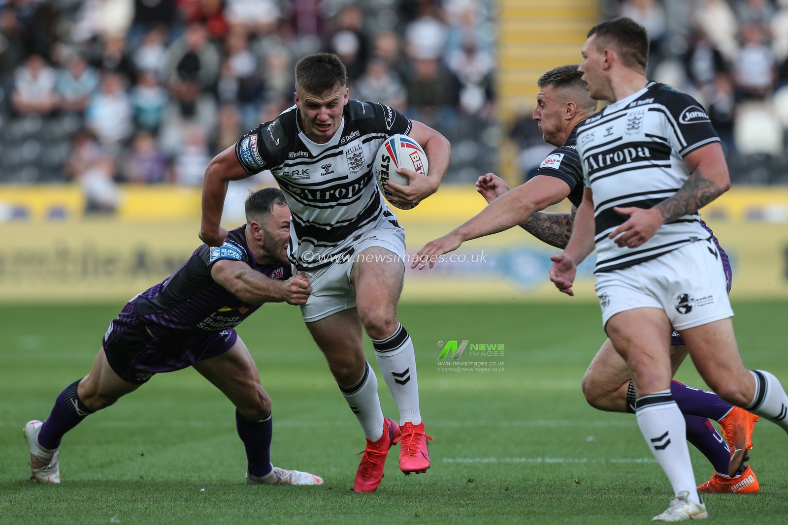 Connor Wynne (23) of Hull FC runs at the Leeds defence