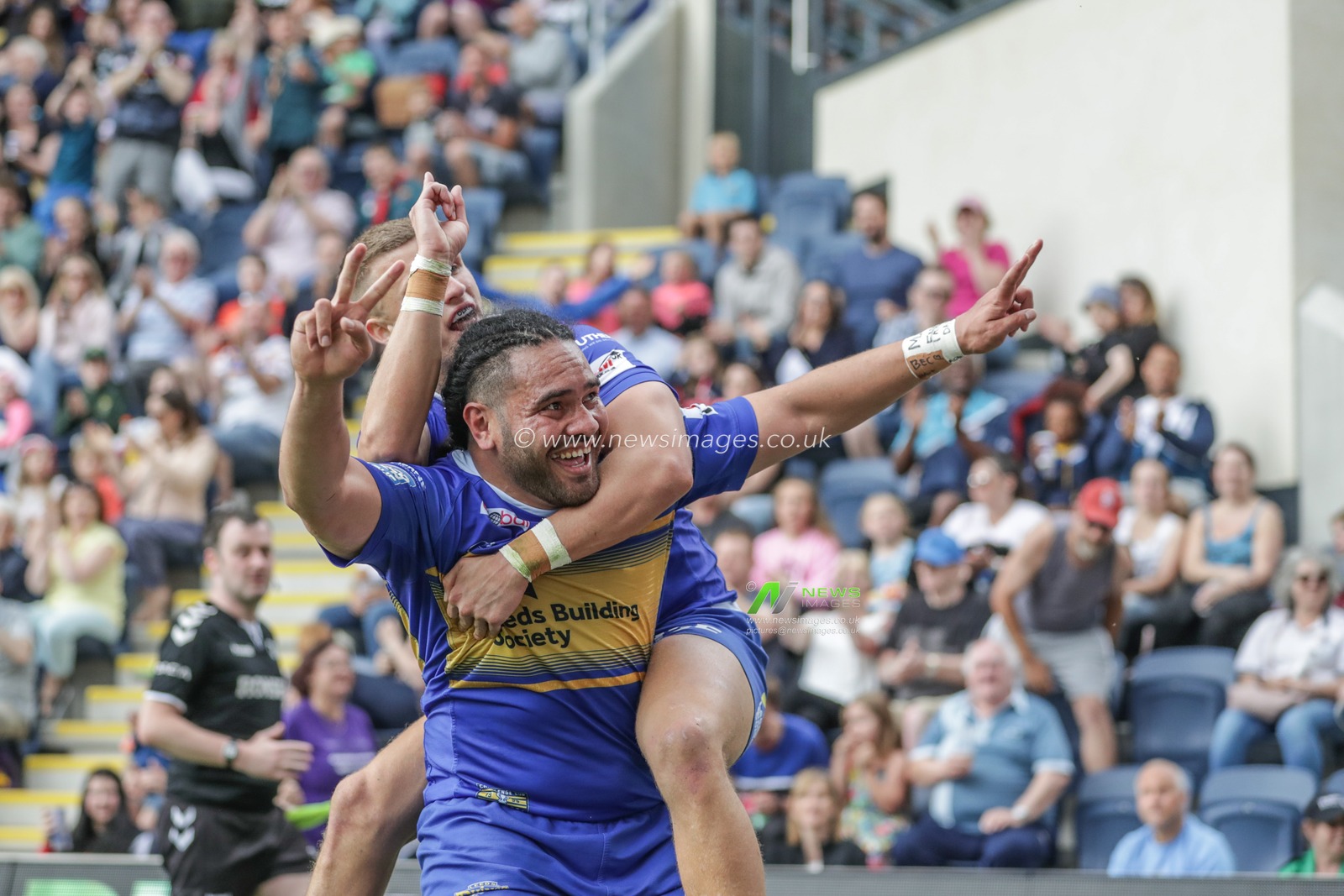 30th June 2019 , Emerald Headingley Stadium, England; Betfred Super League, Round 20, Leeds Rhinos vs Catalans Dragons ; Konrad Hurrell (4) of Leeds Rhinos celebrates his try 


Credit: Mark Cosgrove/News Images