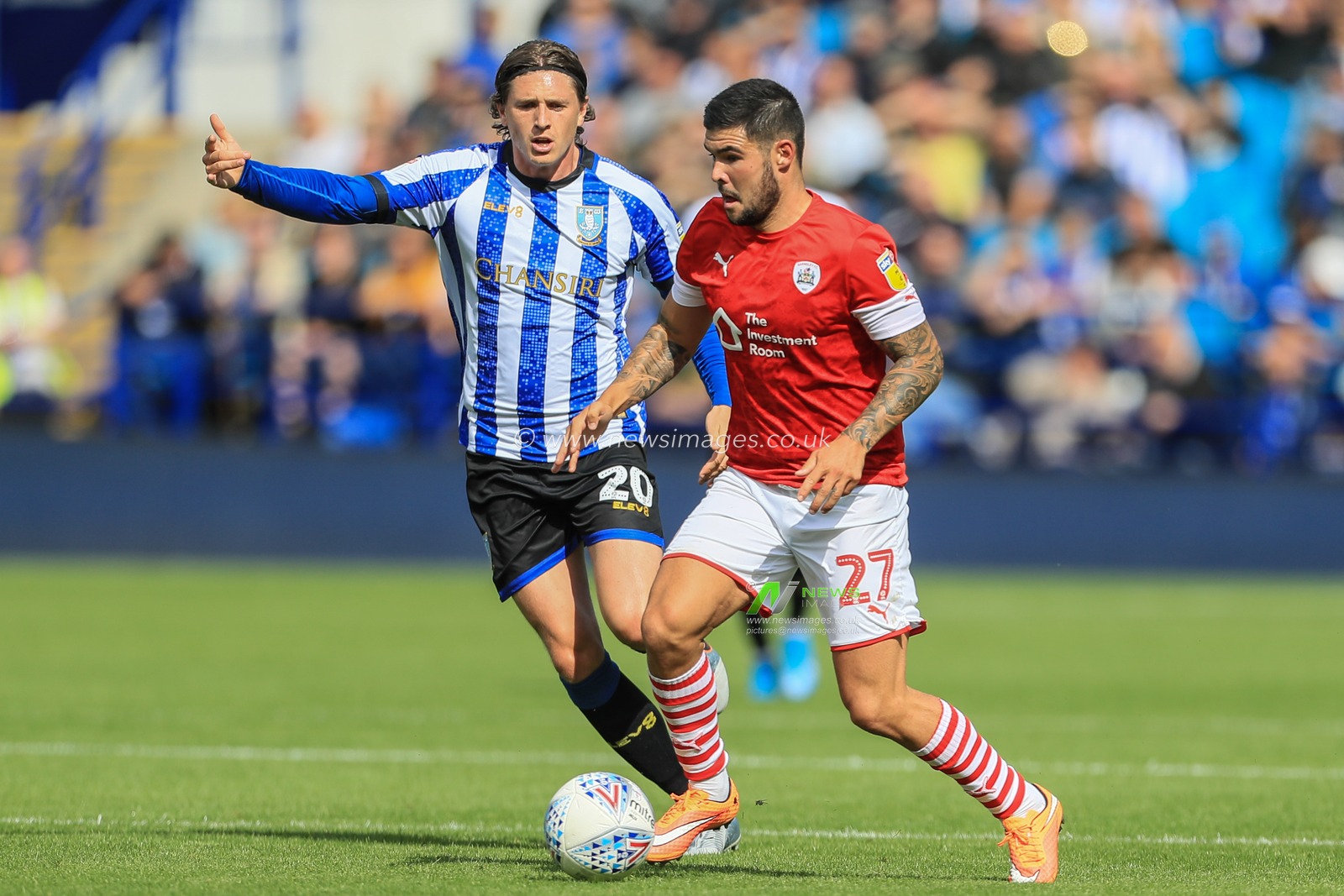 10th August 2019 , Hillsborough, Sheffield, England; Sky Bet Championship, Sheffield Wednesday vs Barnsley : Alex Mowatt (27) of Barnsley is pressured by Adam Reach (20) of Sheffield Wednesday 

Credit: Mark Cosgrove/News Images,

English Football League images are subject to DataCo Licence