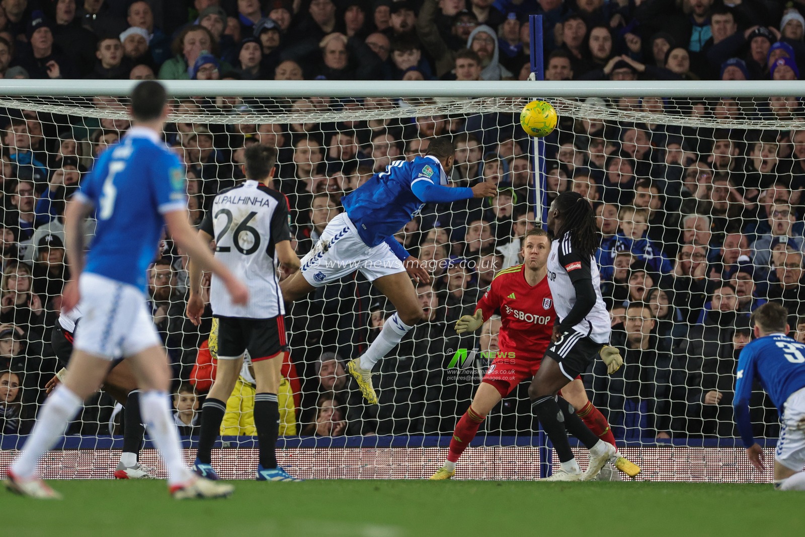 Beto of Everton scores a goal to make it 1-1 during the Carabao Cup Quarter Final match Everton vs Fulham at Goodison Park, Liverpool, United Kingdom, 19th December 2023

(Photo by Mark Cosgrove/News Images)