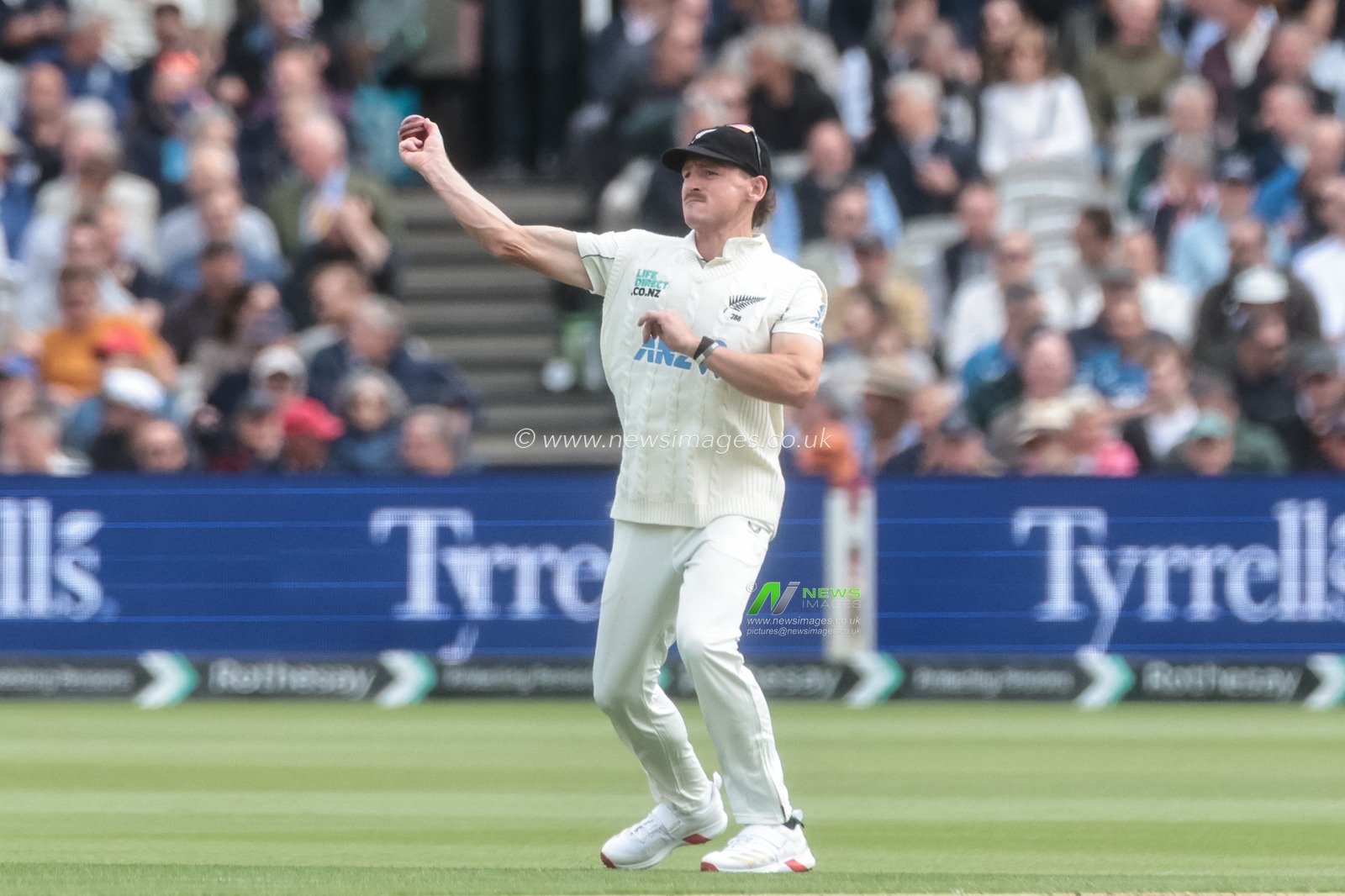 Nathan Smith of New Zealand  fields the ball during the 1st Rothesay Test Match Day 1 England vs New Zealand at Lords, London, United Kingdom on 04 June 2026

(Photo by Mark Cosgrove/News Images)