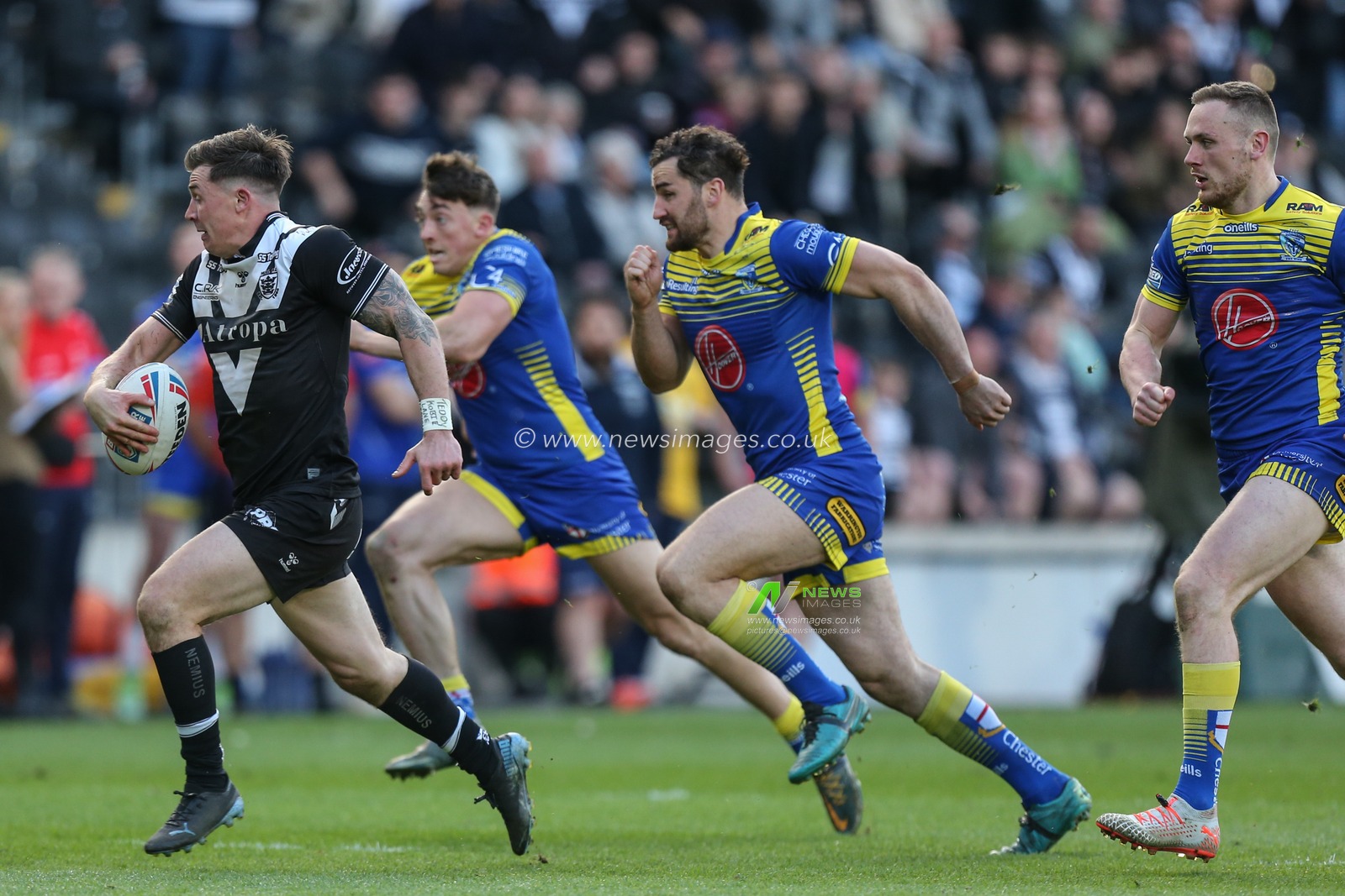 Jamie Shaul #29 of Hull FC gets through the Warrington defence and makes a run for the try line